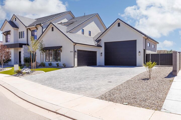 Property Photo:  668 E Pine St  UT 84780 