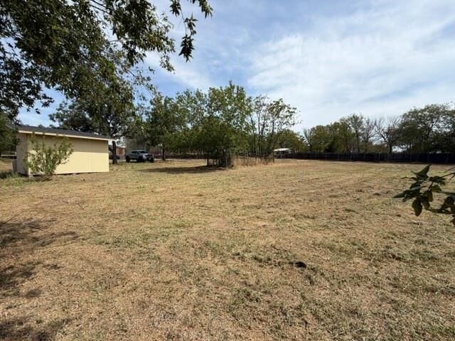 Property Photo:  707 W Madison Street  TX 78621 