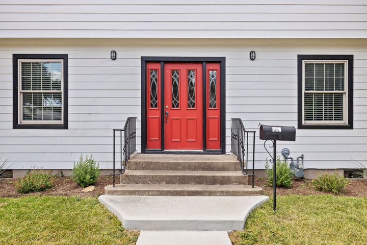 Property Photo: 1013 E 38th 1/2 Street TX 78751