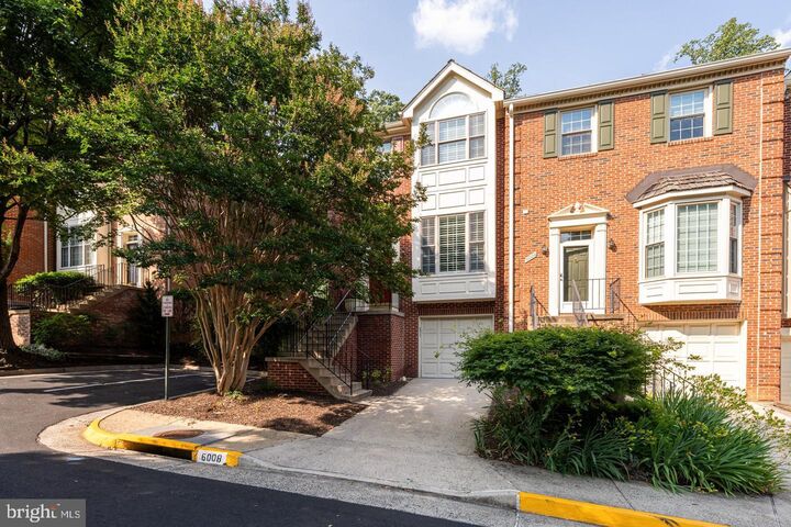 Property Photo: 6008 Kelsey Court VA 22044