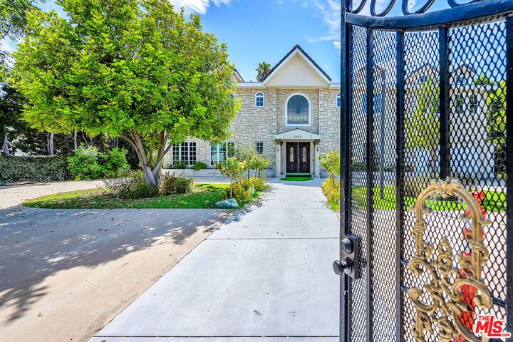 Property Photo: 5545 Aura Ave CA 91356