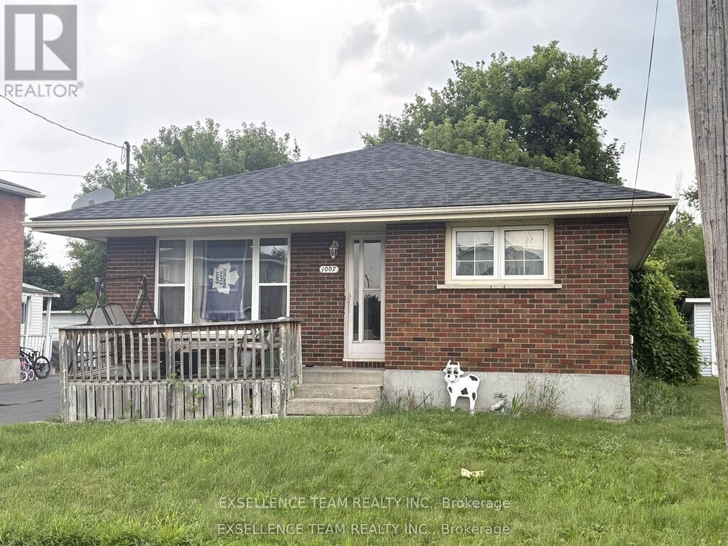 Property Photo: 1007 Grand Avenue ON K6H 4T3