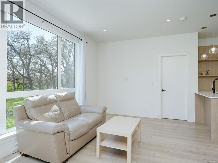 Property Photo:  1301 Hillside Avenue 308  BC V8T 2B3 