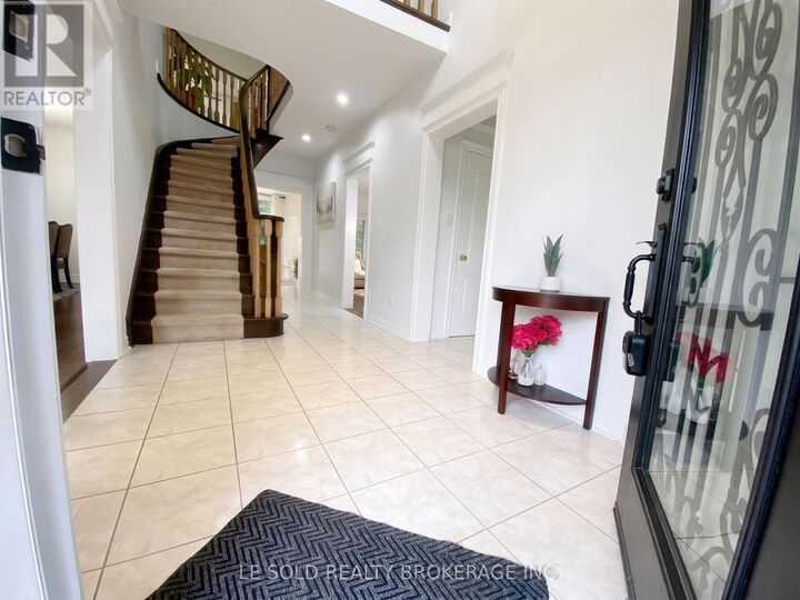 Property Photo:  76 Larratt Lane  ON L4C 0E2 