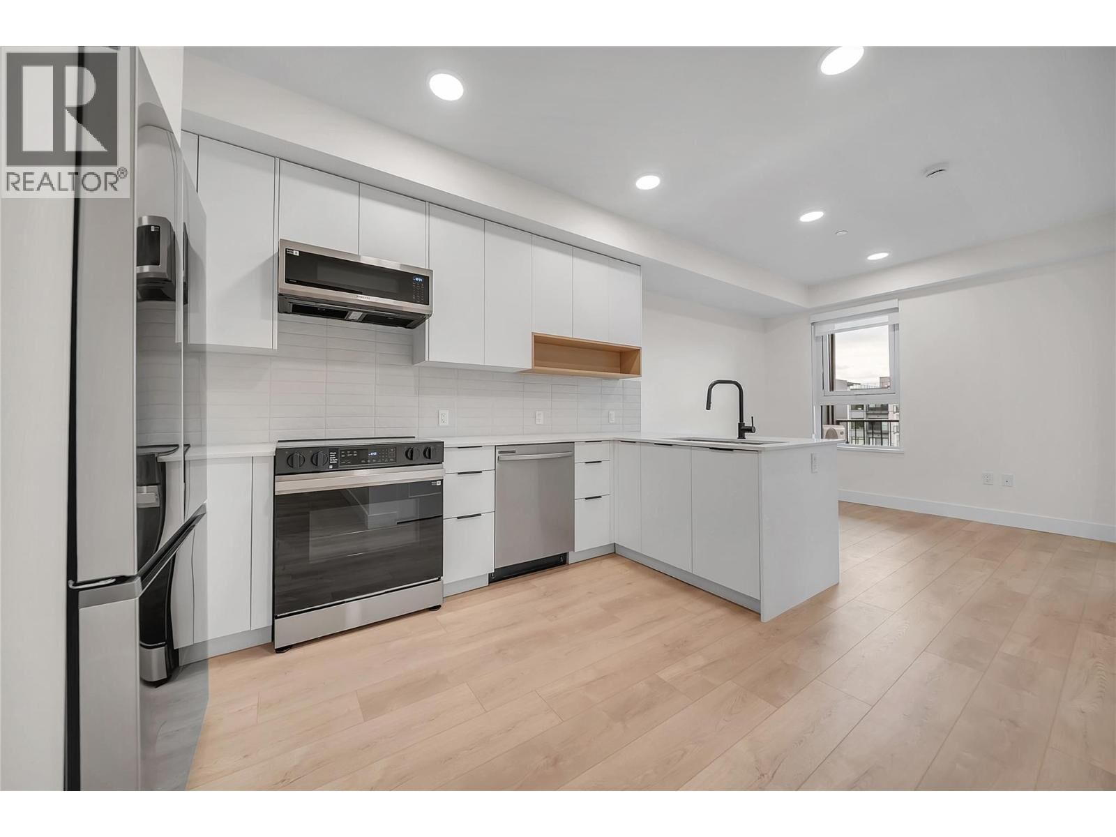 Property Photo:  620 Coronation Avenue 502  BC V1Y 7A5 