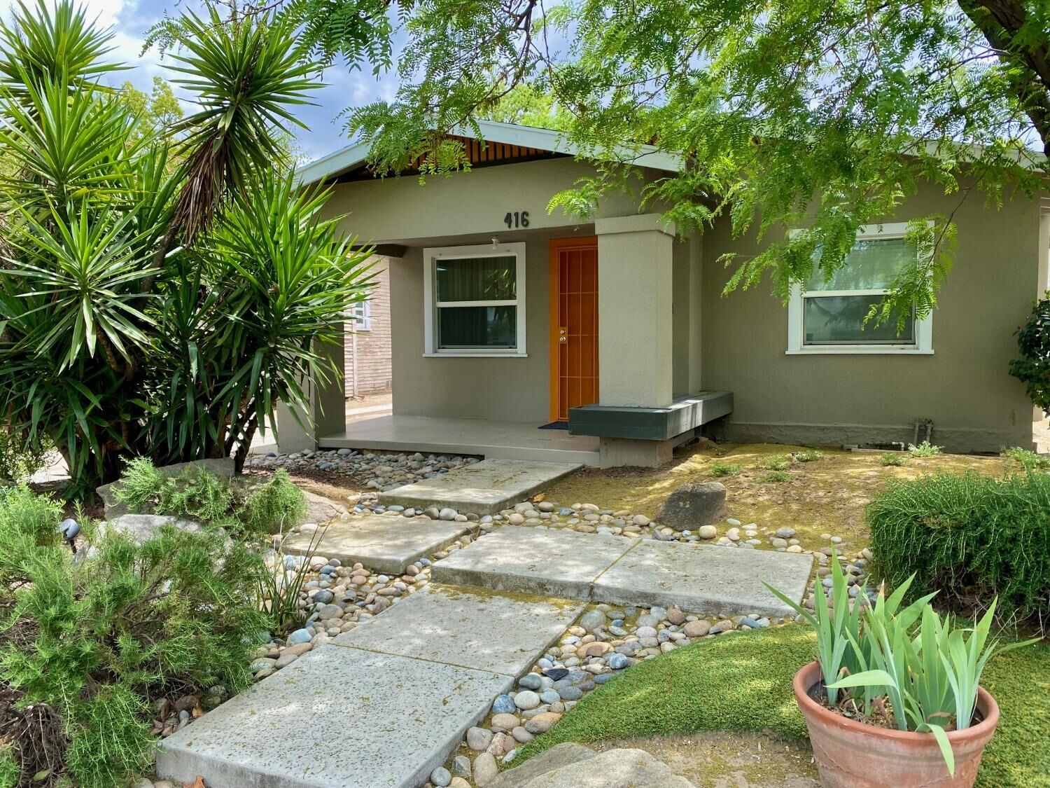 Property Photo: 416 E Yale Avenue CA 93704
