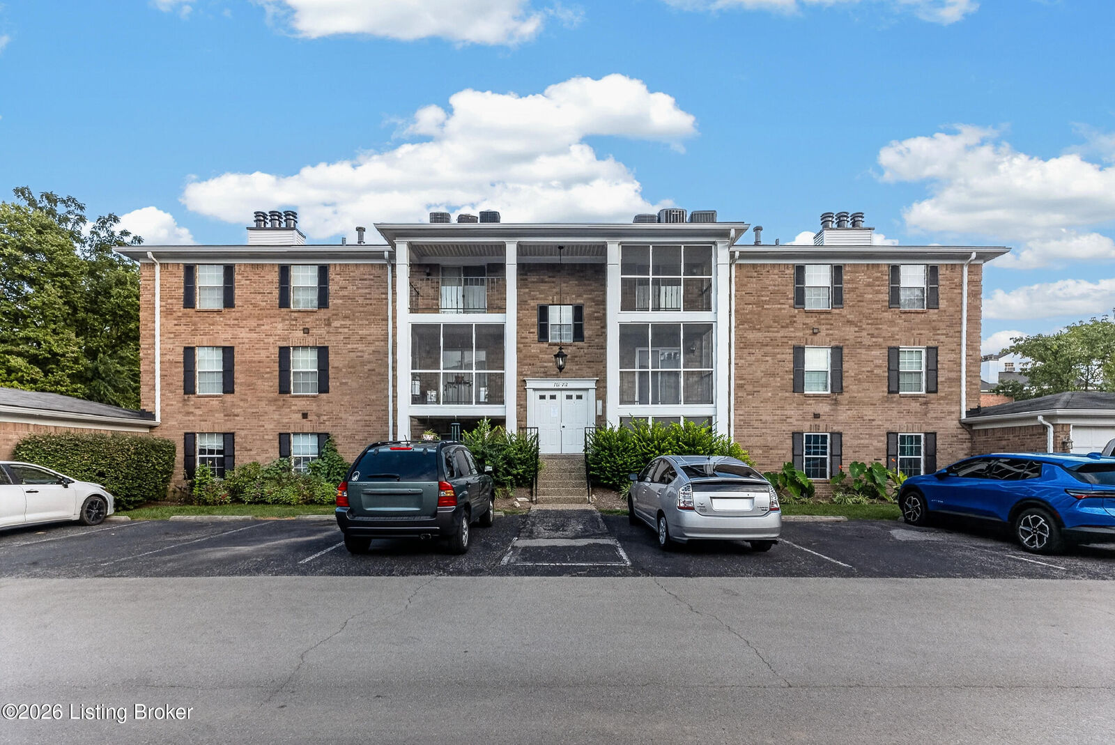 Property Photo: 709 Donard Park Ave KY 40218