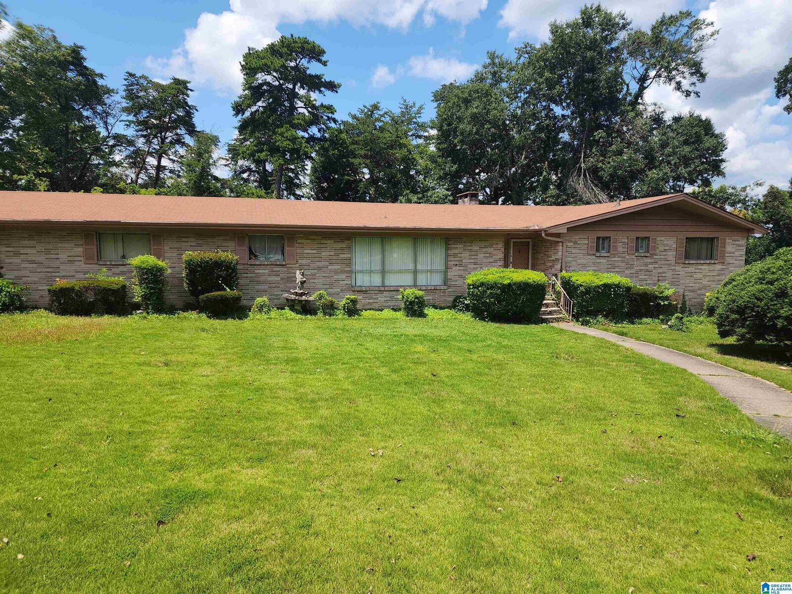 Property Photo:  814 Skyline Circle  AL 35020 