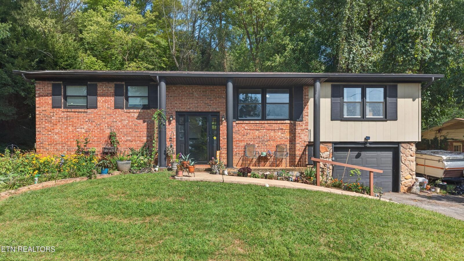 Property Photo: 516 Foothills Rd TN 37663