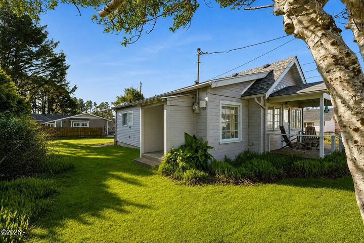 Property Photo: 1514 NE 11th St Street OR 97367