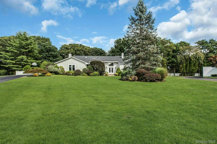 Property Photo:  4 Laurelwood Court  NY 11746 