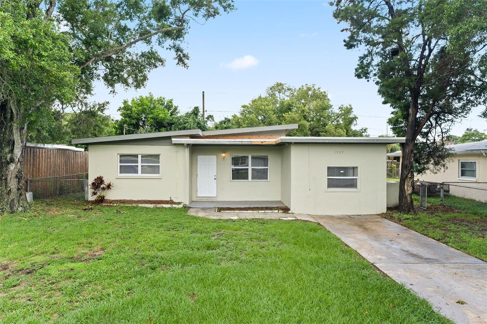 Property Photo: 1937 Ridgewood Drive FL 33763