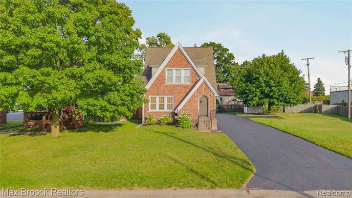 Property Photo: 2222 Montroyal Avenue MI 48328 1726