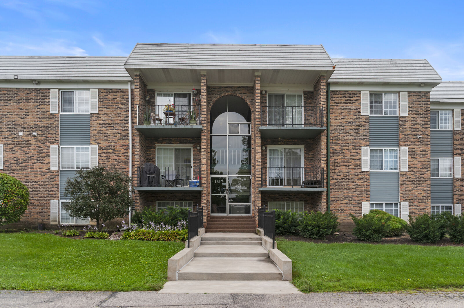 Property Photo:  1617 N Windsor Drive 208  IL 60004 