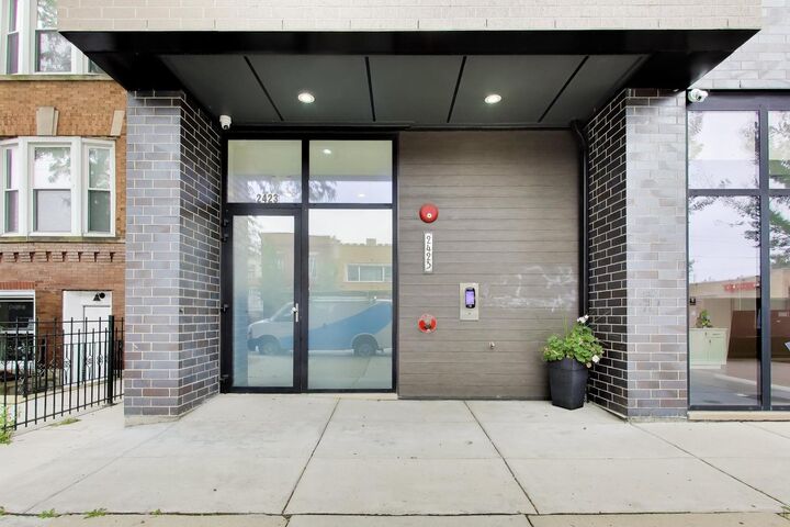 Property Photo: 2423 W Fullerton Avenue 4A IL 60647
