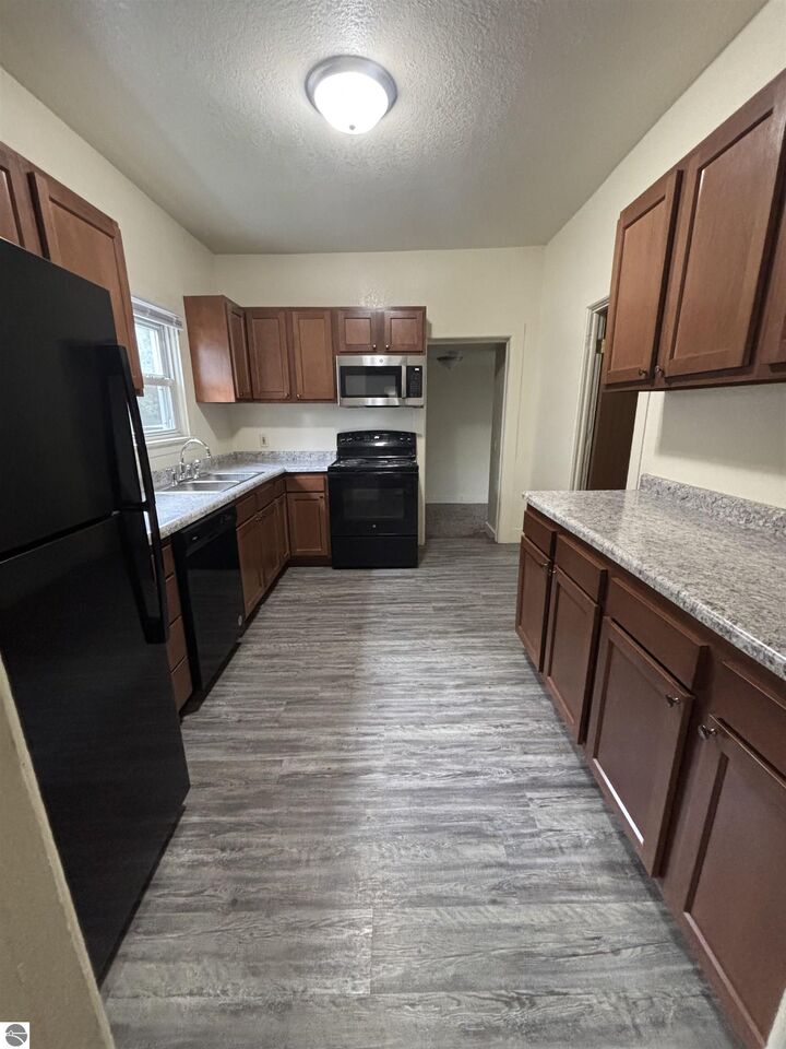 Property Photo:  1015 S Franklin  MI 48858 