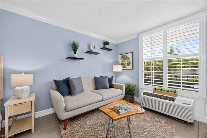 Property Photo:  2555 9th St N 204  FL 34103 
