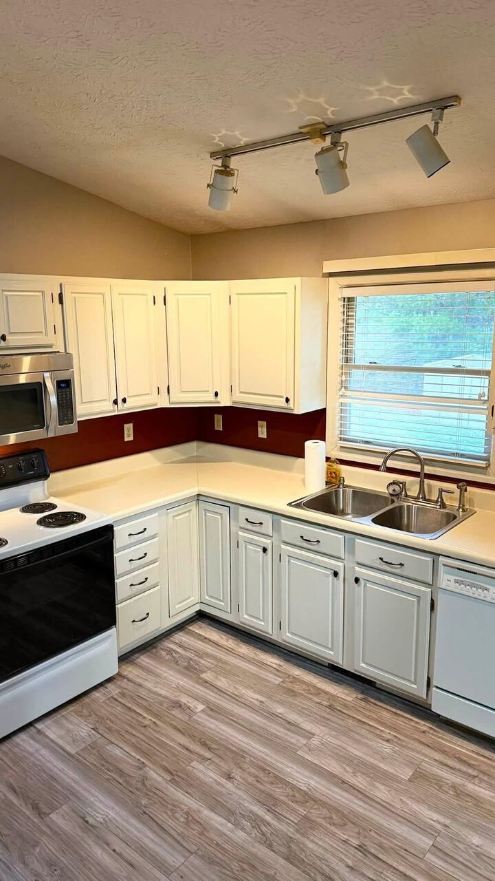 Property Photo:  