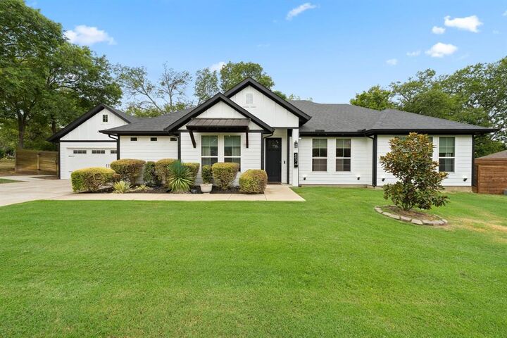 Property Photo:  407 W Light Street  TX 75165 