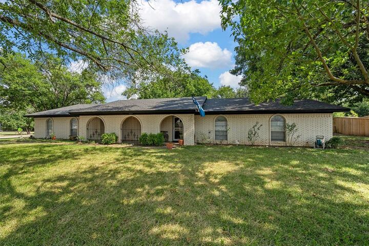 Property Photo:  739 N Old Robinson Road  TX 76706 