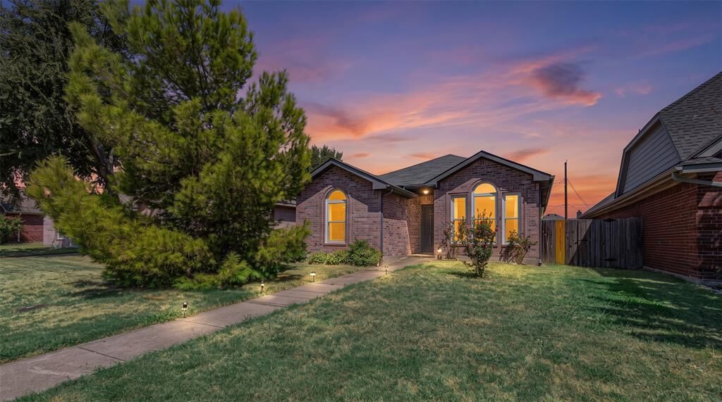 Property Photo:  1403 E Brown Street  TX 75098 