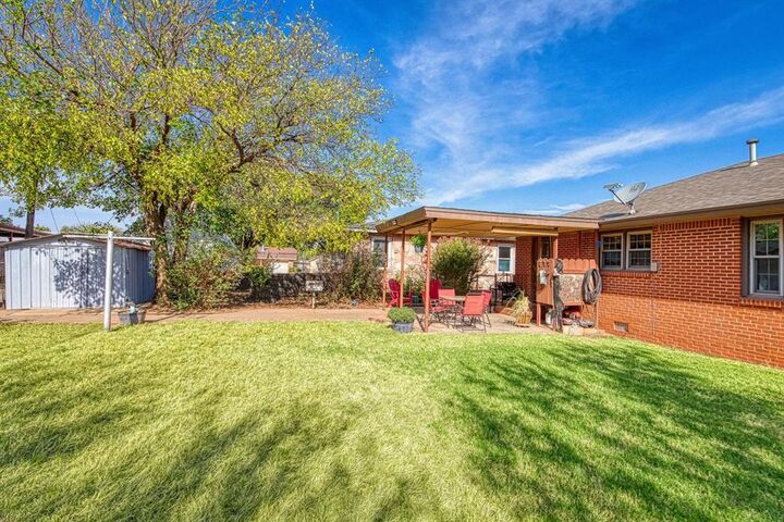 Property Photo:  328 W Country Club Boulevard  OK 73644 