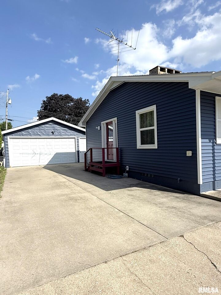 Property Photo:  1633 N Farnham Street  IL 61401 