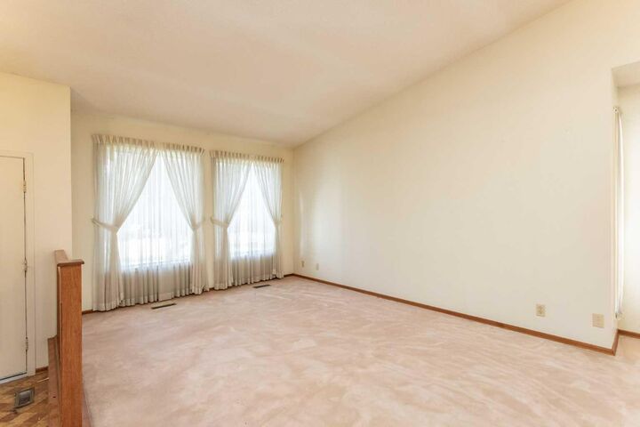 Property Photo:  9 Rollis Street  AB T4P 2Y6 