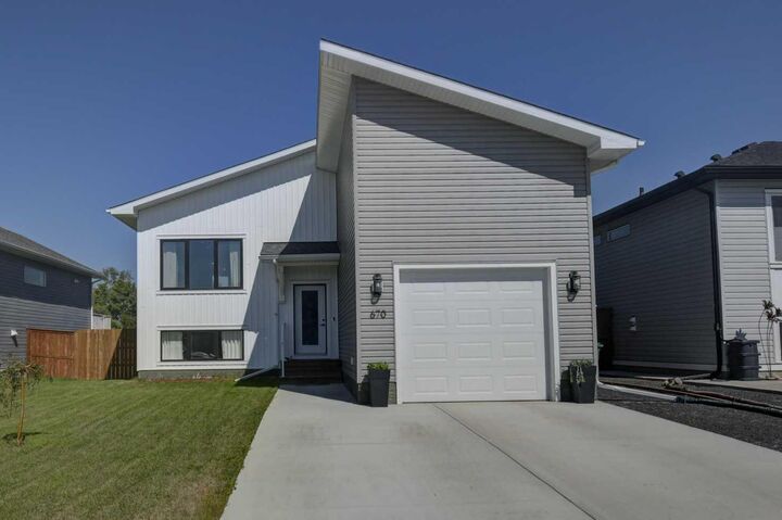 Property Photo:  670 Anderson Close NW  AB T0L 2A0 