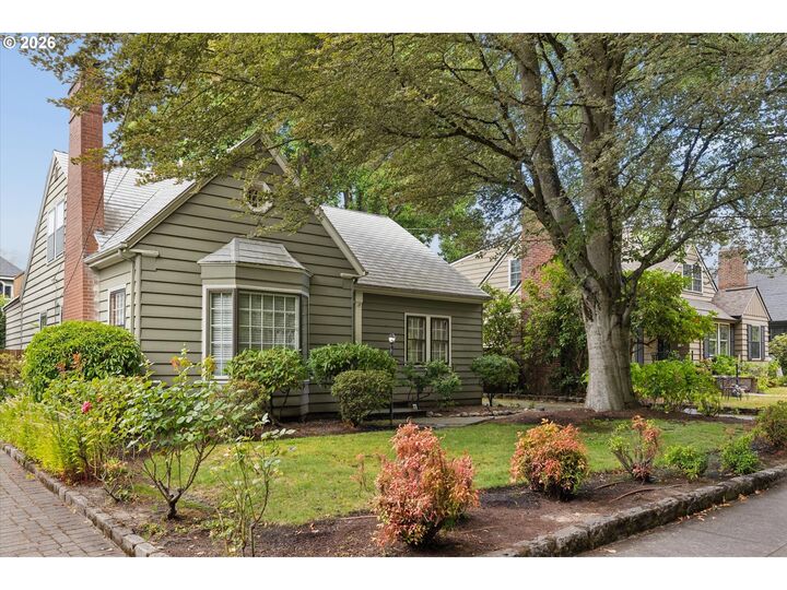 Property Photo: 6821 SE Reed College Pl OR 97202