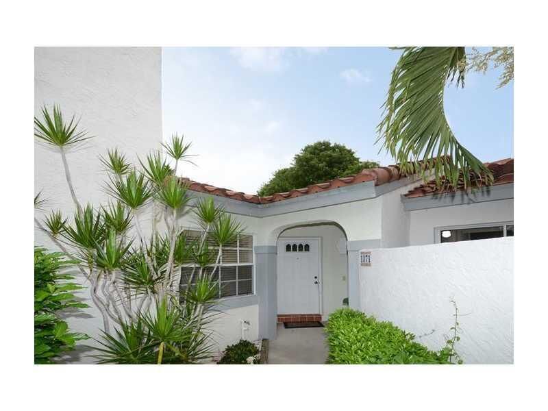 Property Photo: 1371 Cottonwood Circle FL 33326