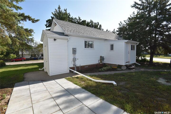 Property Photo:  220 5th Street W  SK S0E 1E0 