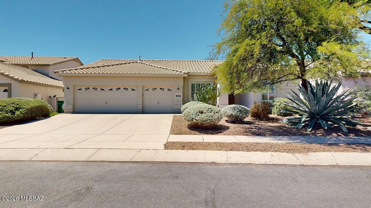 Property Photo: 12511 N Forest Lake Way AZ 85755