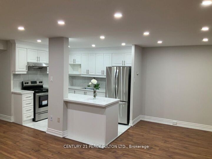 Photo de la propriété: 10 Sunny Glen Way 1904 ON M3C 2Z3