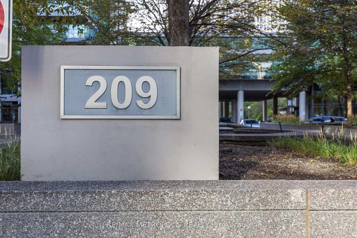 Property Photo:  209 Fort York Boulevard 678  ON M5V 4A1 