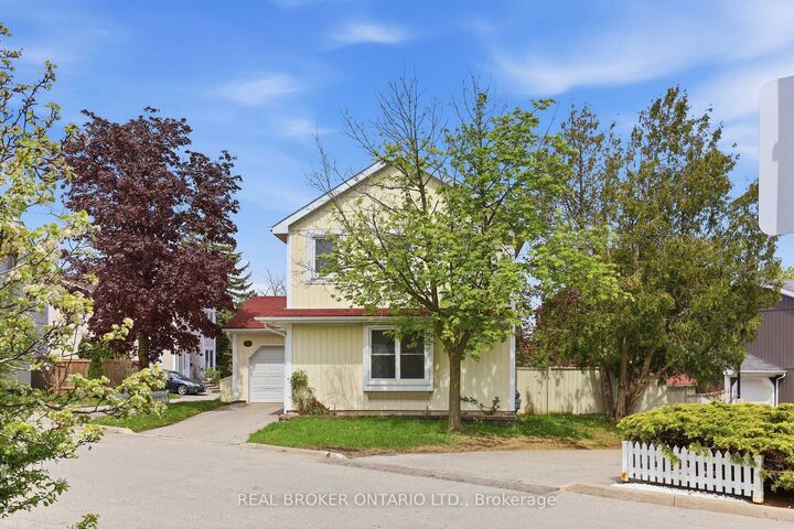 Property Photo:  22 Bent Oak Circle  ON L5N 4J2 