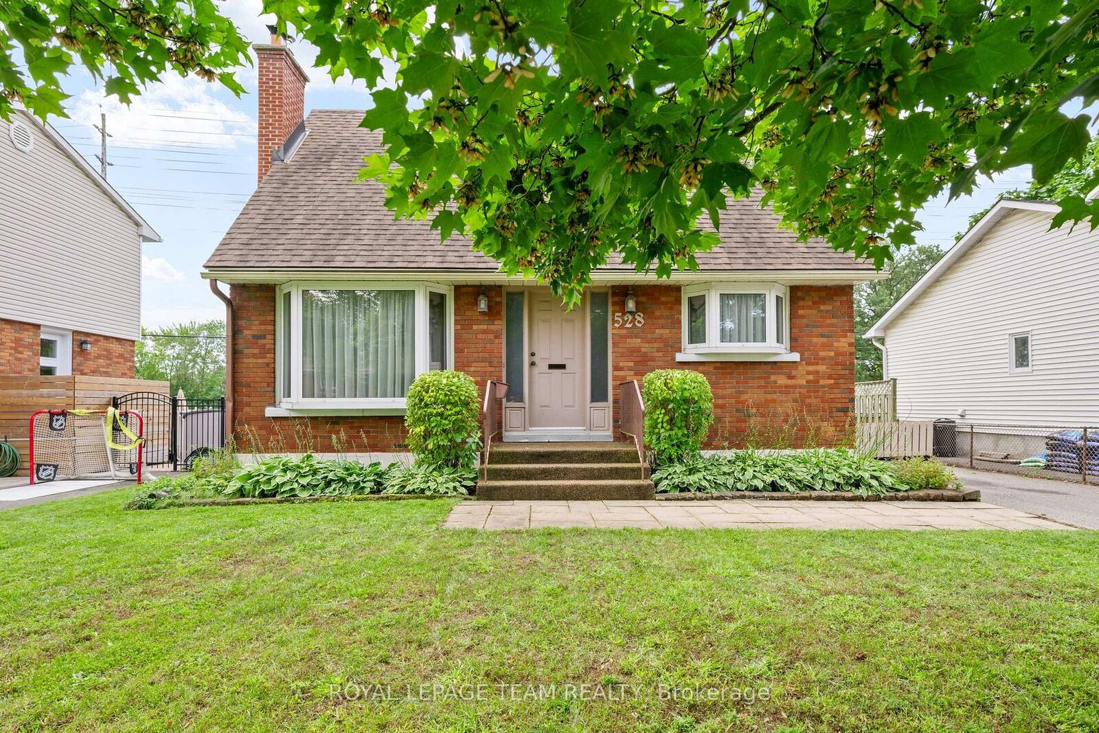Property Photo:  528 Browning Avenue  ON K1G 0T4 
