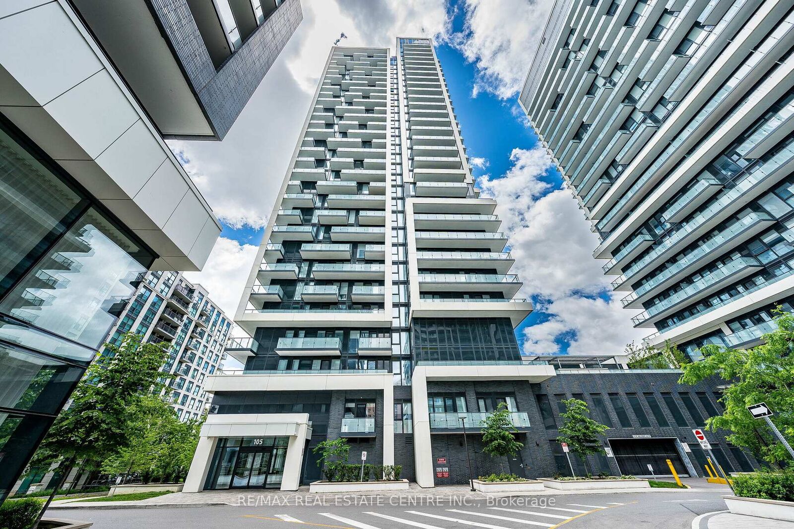 Property Photo:  105 Oneida Crescent 1909  ON L4B 0H6 