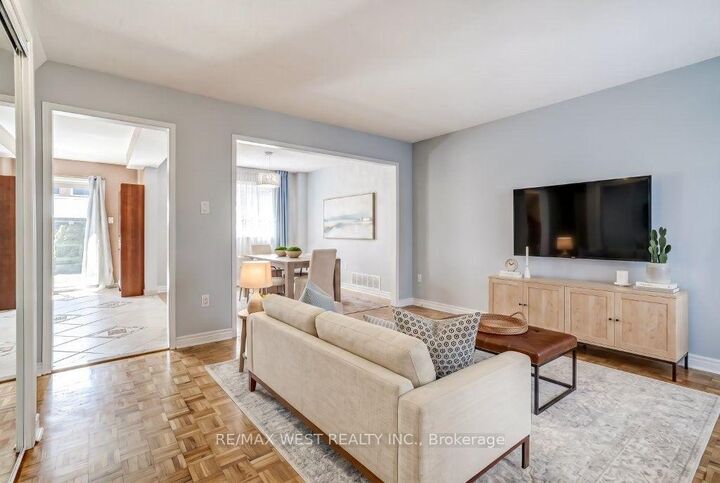 Property Photo:  7265 Sandhurst Drive  ON L5N 7G8 