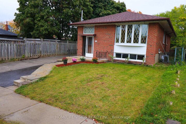Property Photo:  61 Lewiston Road  ON M1P 1X8 