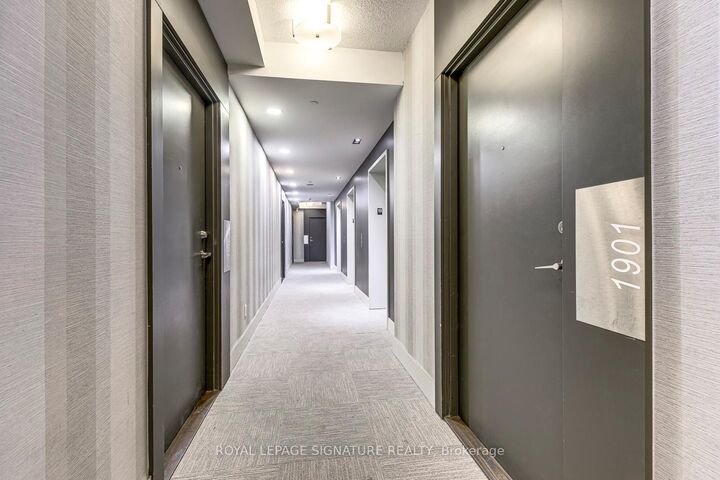 Property Photo:  20 Bruyeres Mews 1901  ON M5V 0G8 