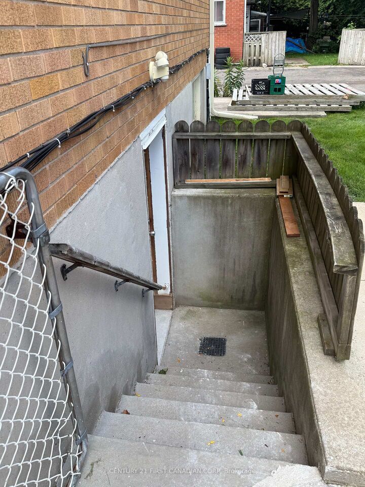 Property Photo:  228 Burnside Drive 1  ON N5V 1B9 