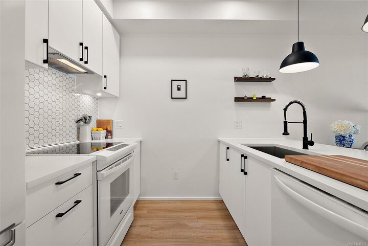 Property Photo:  2348 Beacon Ave #203  BC V8L 1X3 
