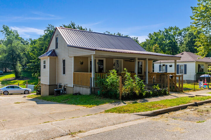 Property Photo: 304 S Hodges St MO 65018