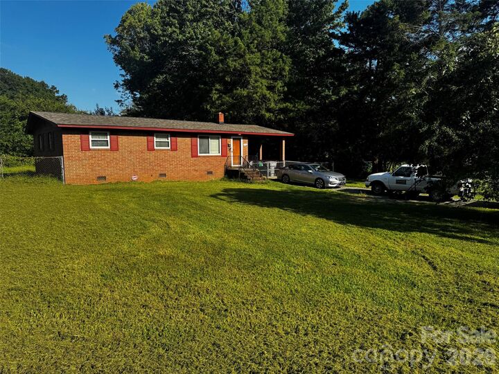 Property Photo: 436 Drury Drive NC 28206