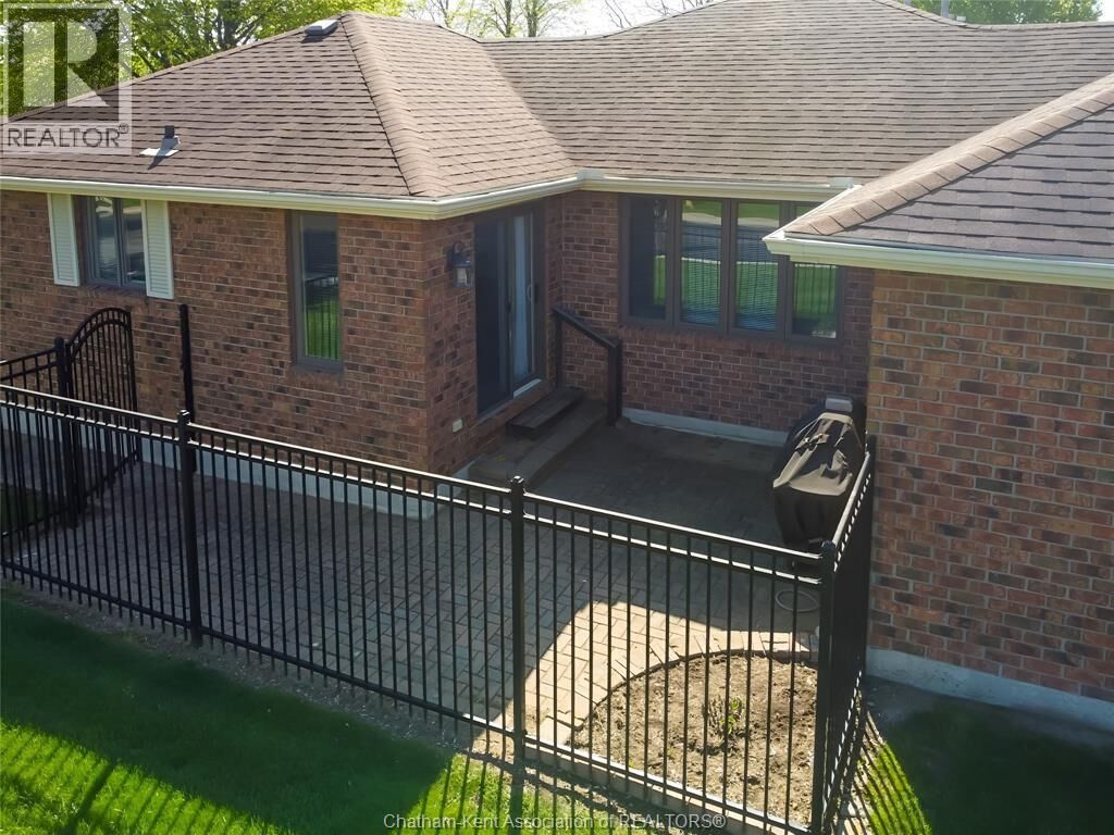 Property Photo:  21 Earl Drive  ON N7M 6E6 