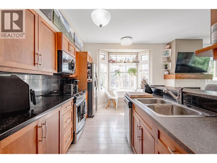 Property Photo:  952 Lawson Avenue 101  BC V1Y 6T1 