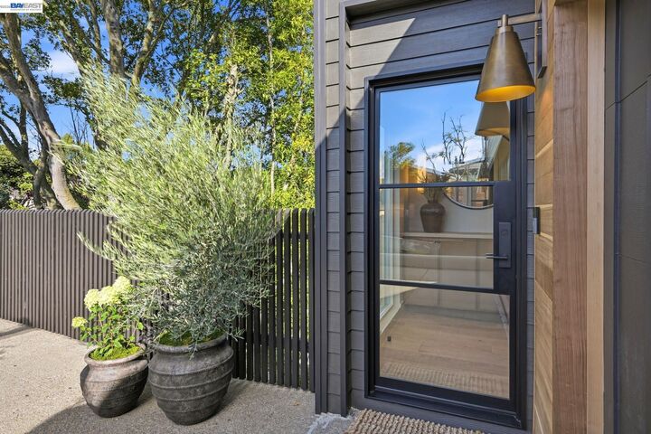 Property Photo: 6801 Buckingham Blvd CA 94705