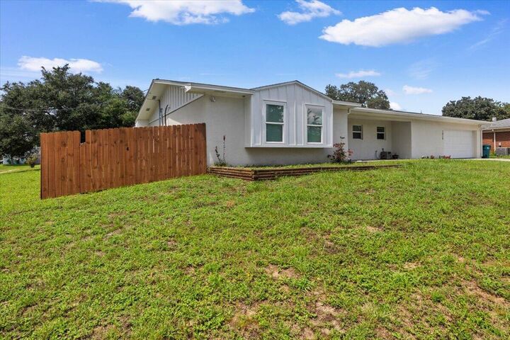 Property Photo:  1010 Boulevard De La Parisienne  FL 32569 