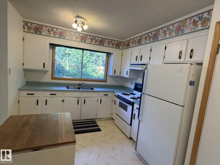 Property Photo:  3 Morgan Crescent  AB T8N 2E1 
